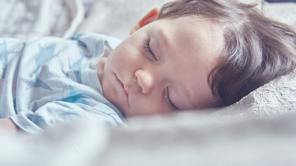 Signs Your Toddler Needs a Pillow 3